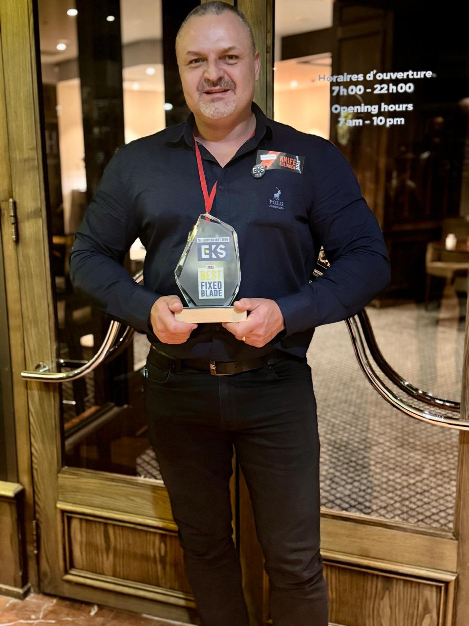 Shaun Bruwer holding the Best Fixed Blade award at the European Knife Show 2025
